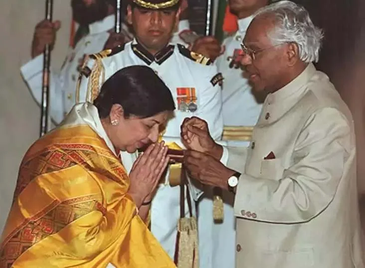 lata mangeshkar reciveing bharat ratna